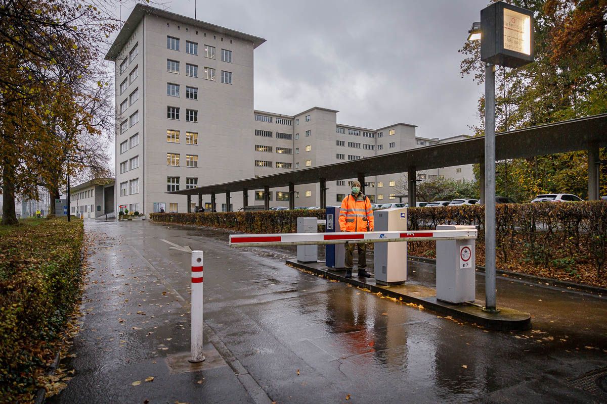 Durch eine Authentifizierung wird der Zugang zum Testcenter frei – nur angemeldete Personen werden getestet. 2020-11-03 - Testcenter Zweite Welle001.jpg