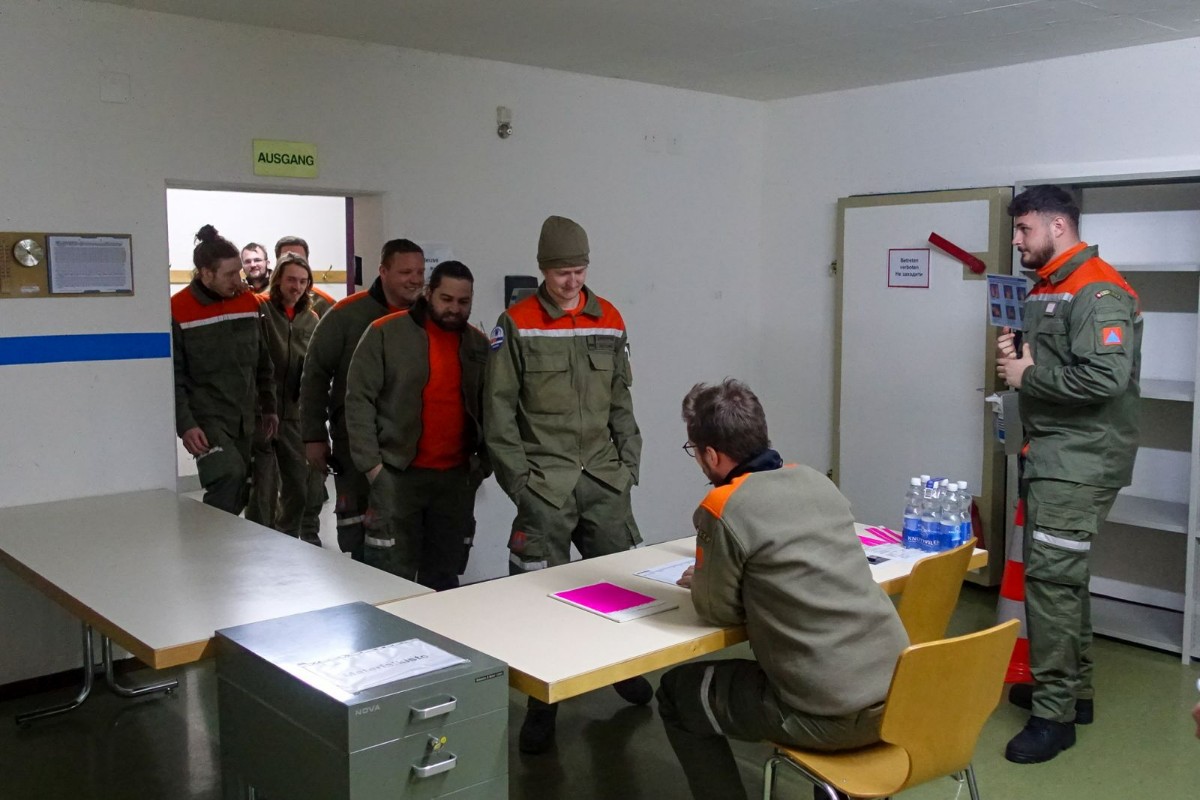 Einlassprotokoll beim Eintritt in die Zivilschutzanlage. 20240325_Cobra_Ausbildung_006.jpg