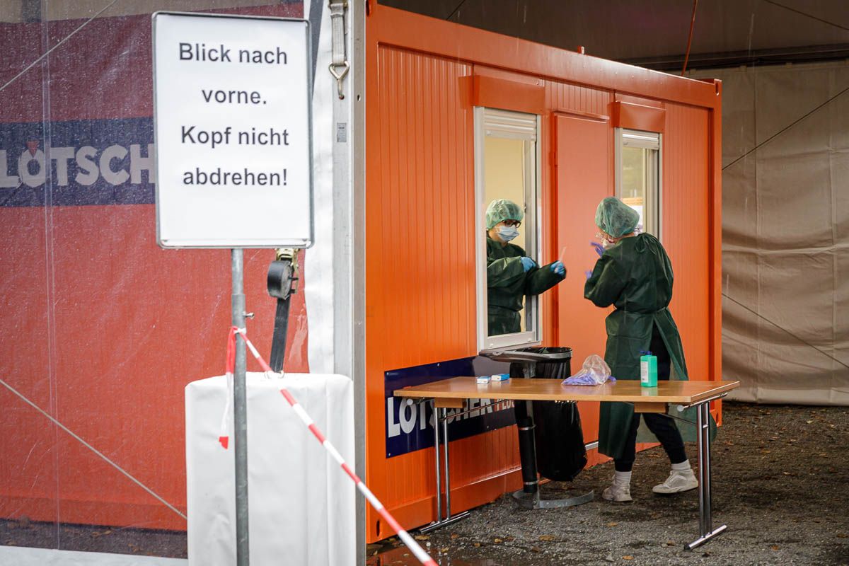 Die Proben werden von den Zivilschützern mehrmals täglich ins Labor gebracht. 2020-11-03 - Testcenter Zweite Welle005.jpg