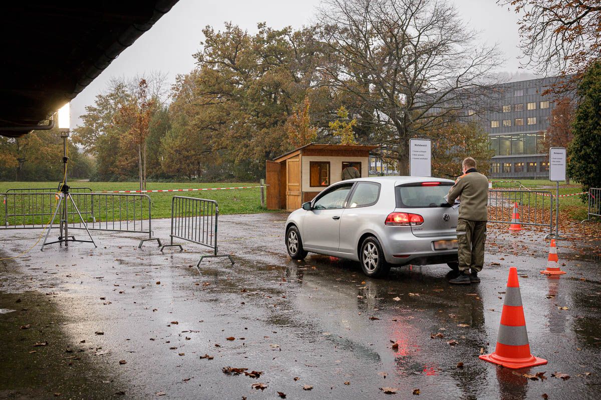 An der Heckscheibe wird eine Mappe mit allen Informationen der Testperson angebracht. 2020-11-03 - Testcenter Zweite Welle003.jpg