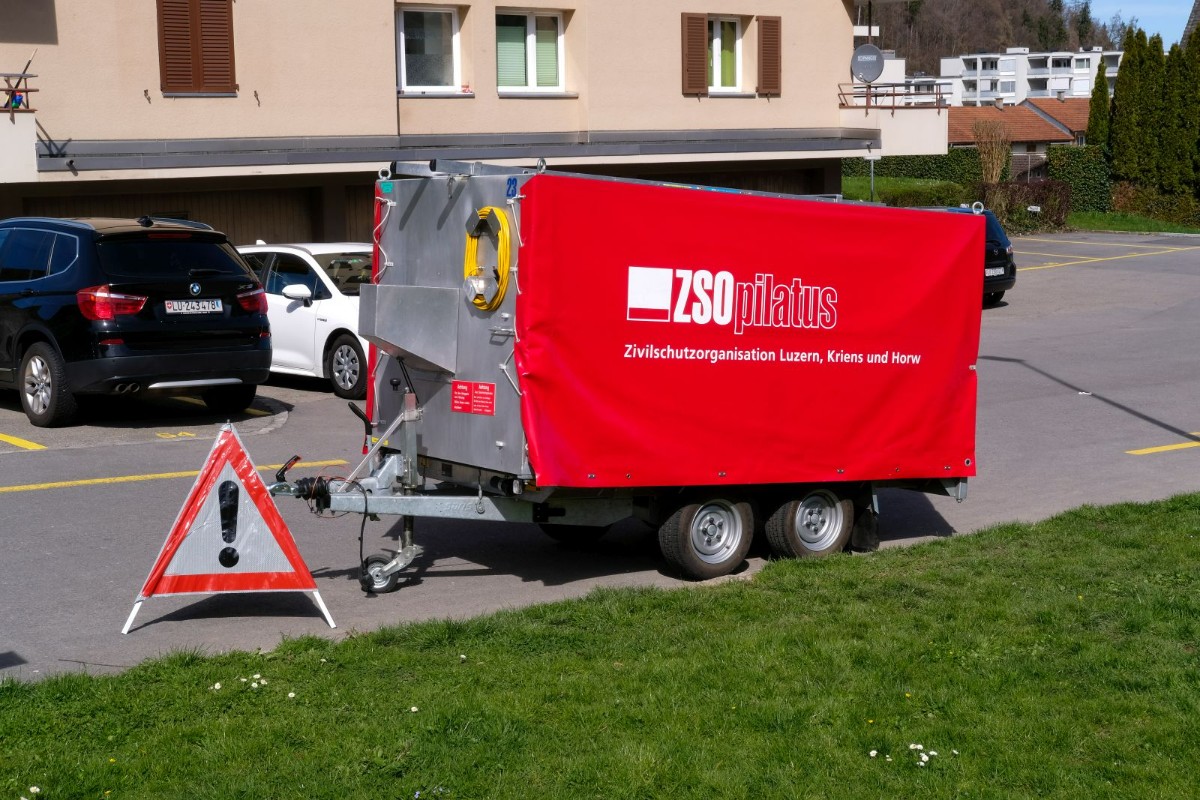 Das wichtigste Material aus der Zentrale steht vor der Zivilschutzanlage bereit. 20240325_Cobra_Ausbildung_002.jpg