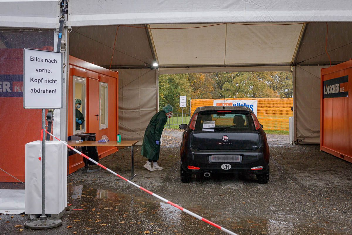 Im Testzelt übernimmt die Spitex Luzern den Abstrich der Testperson. 2020-11-03 - Testcenter Zweite Welle004.jpg