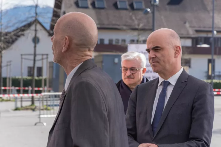 Berset und Koch zu Besuch im Luzerner Drive-In Testcenter